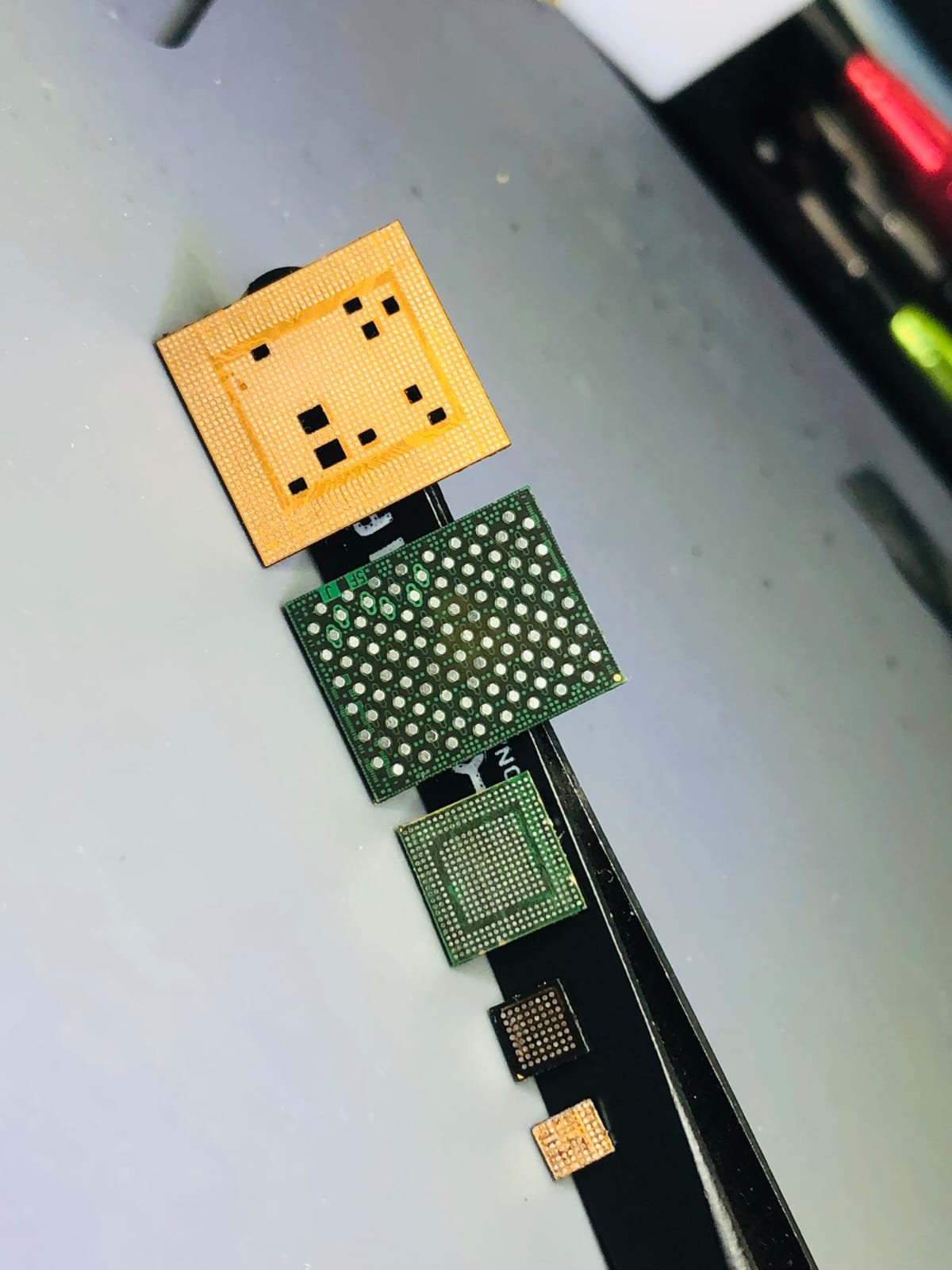 Componentes de microelectrónica desmontados
