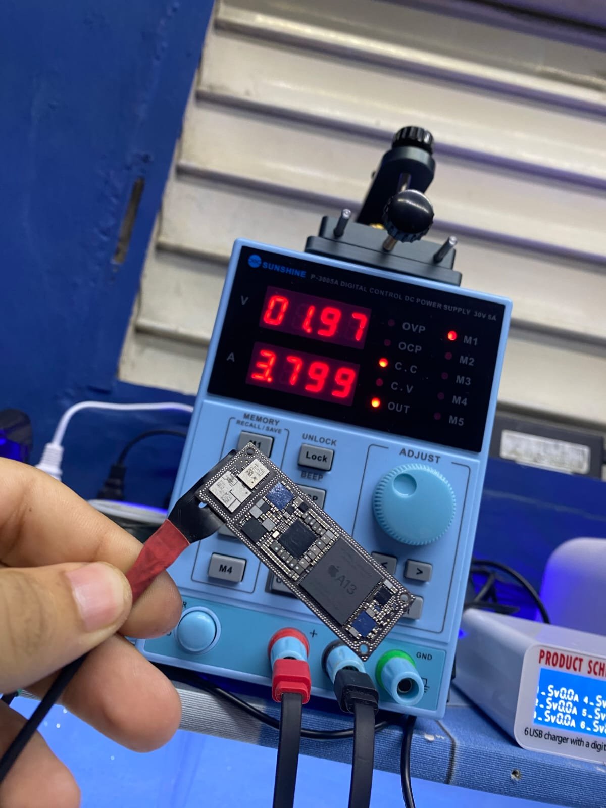 Medición de placa con chip Apple A13 en fuente de poder